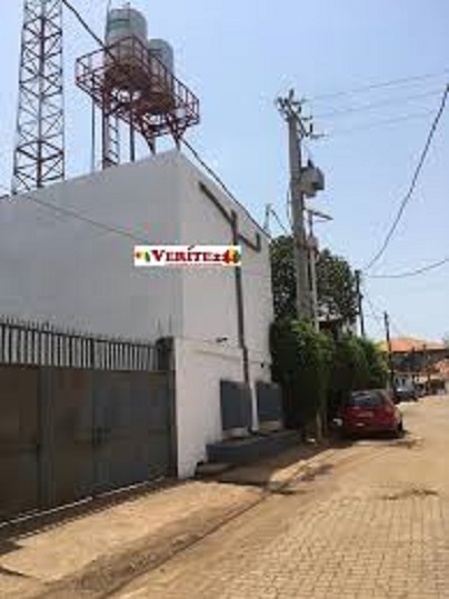 Deux cubes d'eau aperçus à l'intérieur de la cour du premier ministre Kassory Fofana au Carrefour Ciment de Guinée