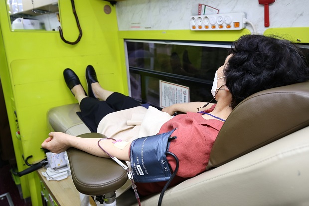 Un volontaire en train de faire un don de plasma