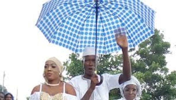 Ousmane Damba avec ses deux épouses mariées le même jour