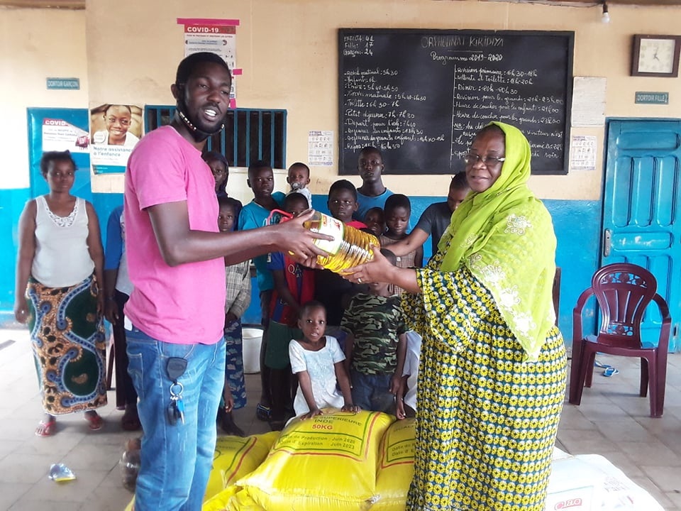 Remise de don à Madame Bangoura Marie Denise ,présidente de l'orphelinat Kiridiya à Matoto