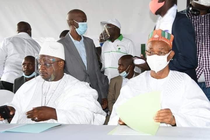 Cellou Dalein Diallo avec Lonceny DIOUBATE, directeur de campagne de l'UFDG pour la région de Kankan au siège du parti à Dixinn