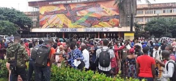 Des étudiants de l'université Gamal Abdel Nasser manifestent pour réclamer la diminution des transports