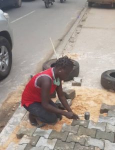 Installation des dallettes à Kaloum