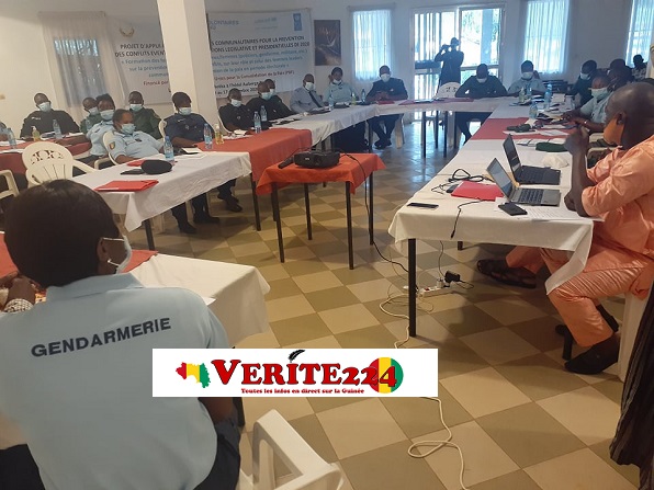 Lors d'un séminaire de formation des forces de sécurité sur la prévention, la gestion des conflits et sur leurs rôles en période électorale