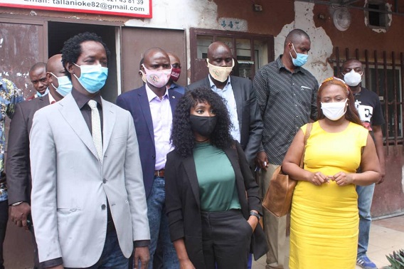 Alpha Abdoulaye Diallo, Président de l'AGEPI avec La nouvelle conseillère aux affaires culturelles et presse de l'ambassade des Etats-Unis en Guinée, Mme Gaina Davila, et son adjointe, Mme Kenya James