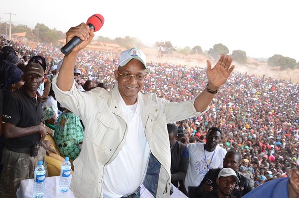 Cellou Dalein Diallo devant une foule de militants lors d'un meeting
