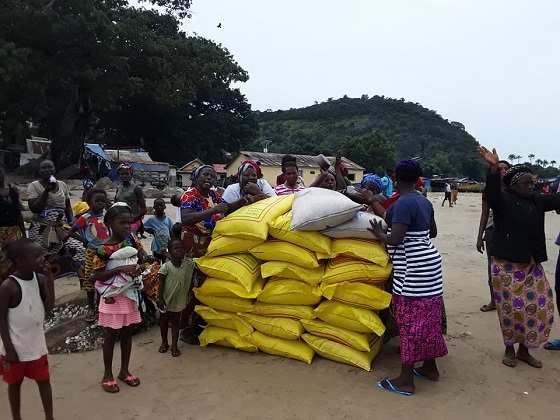 Ces femmes se réjouissent et remercient la Fondation Diaka Camara pour les avoir donné des kits alimentaires
