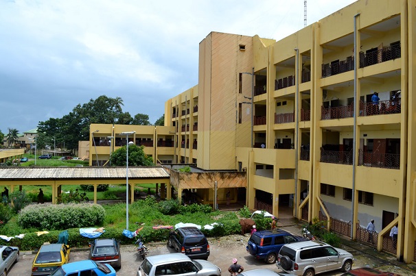Dans l'enceinte de l'hôpital national Donka