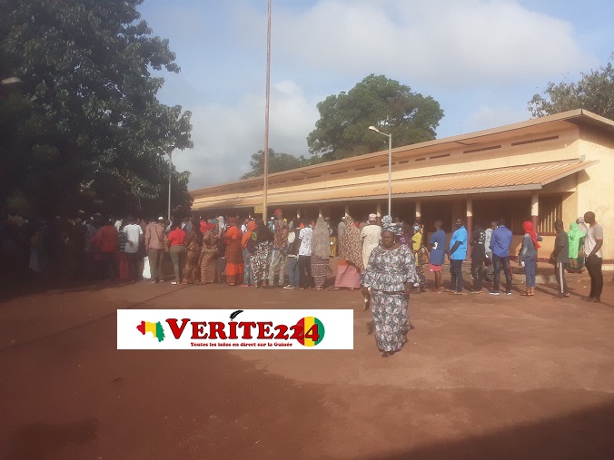 Des électeurs devant un bureau de vote à Labé