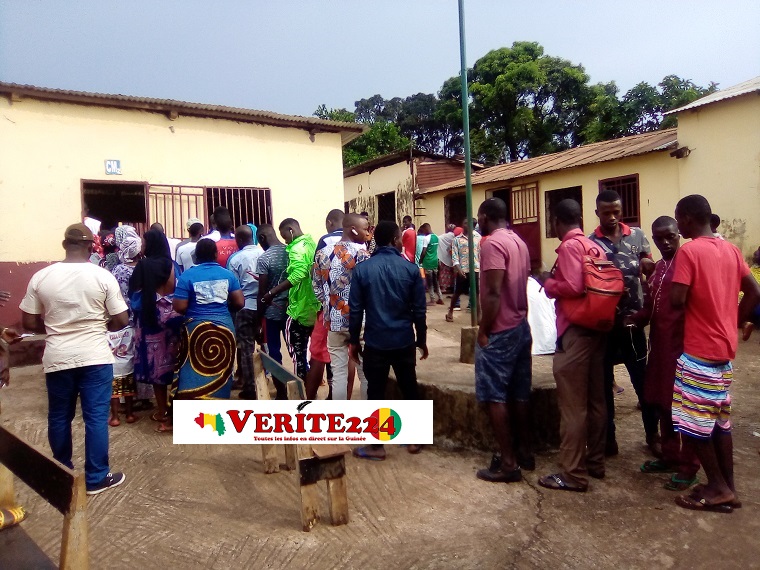 Des électeurs devant un bureau de vote de l'école primaire Daouda Sangaré (photo d'illustration)