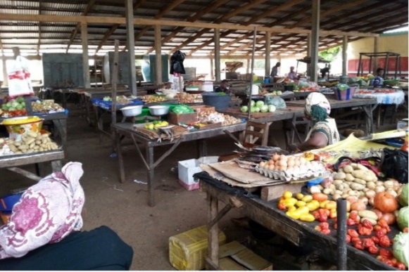 Des femmes marchandes étales leurs condiments dans un marché de fortune (image d'illustration)