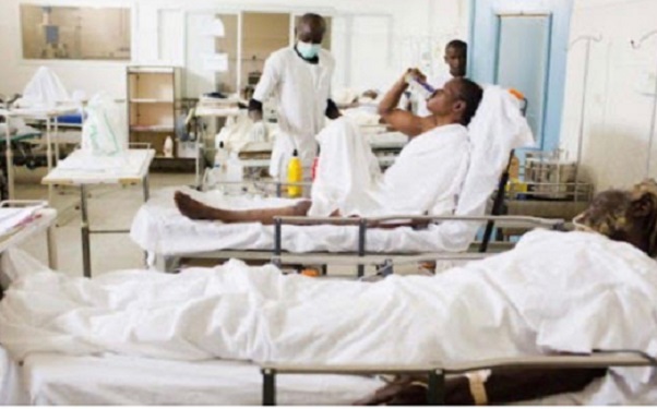 Des malades du coronavirus avec des membres du personnel médical (image d'illustration)