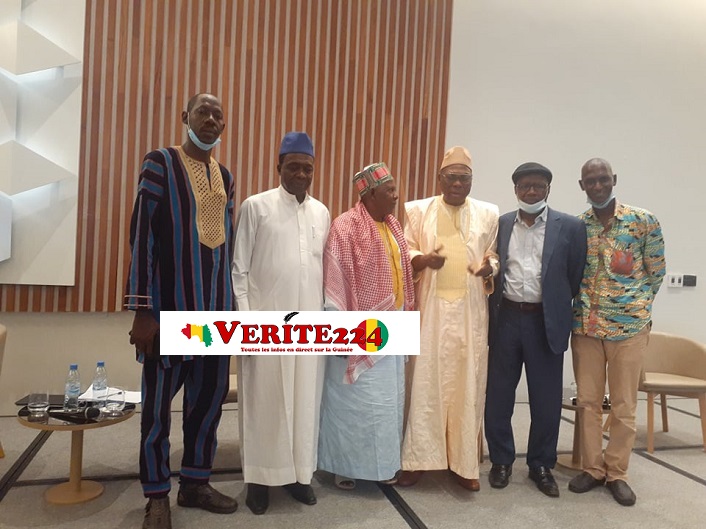 Des membres de la Coalition Nationale pour la Paix et l'Entente en Guinée (CONAPEG)