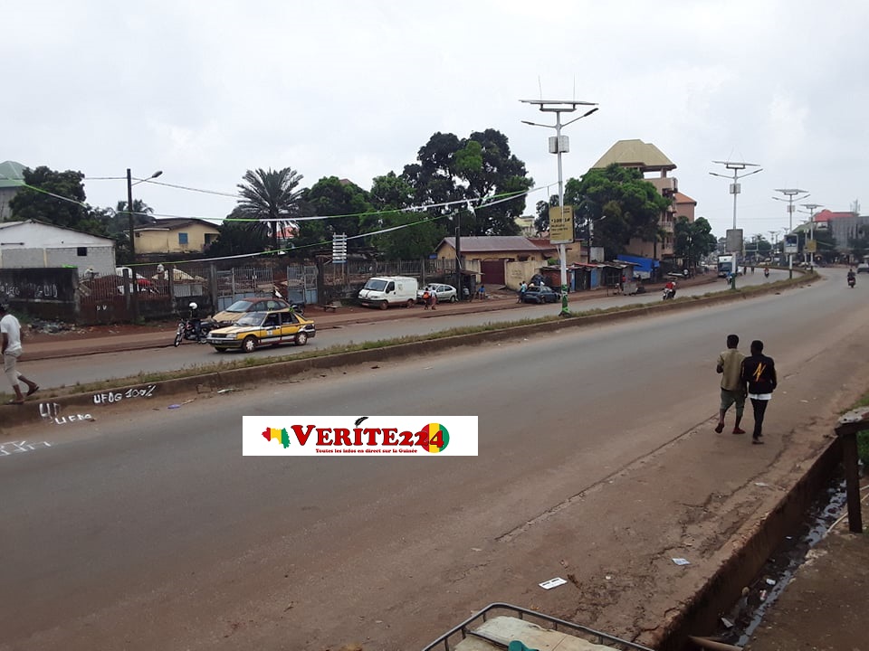 L'autoroute Le Prince à l'air d'une ville morte après une nuit de violente manifestation