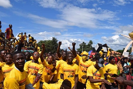 Une foule des jeunes militants du RPG arc-en-ciel