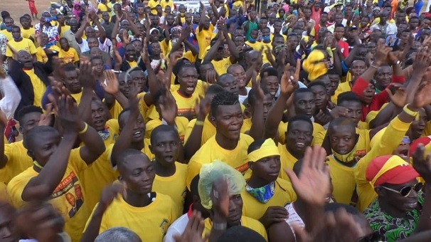 Une foule en liesse des militants du RPG arc-en-ciel à Kobela