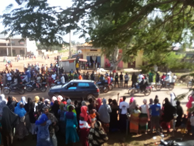 Une foule en liesse en train de célébrer la victoire de Cellou Dalein Diallo à Labé