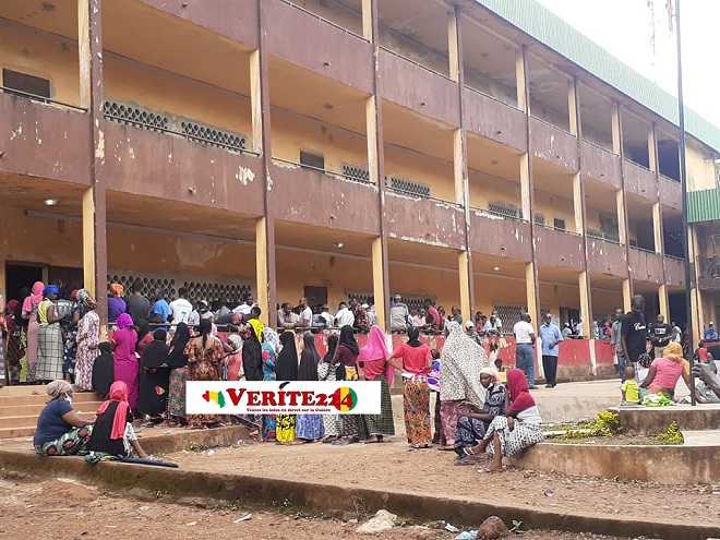 Une longue rangée d'électeurs à Nassouroulaye le jour du vote