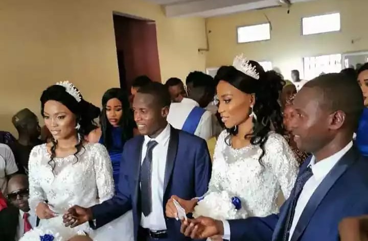 Alhassane Condé, Alhousseine Condé, Mama Aissata Sylla et M'mah Binta Sylla devant l'officier de l'Etat civil