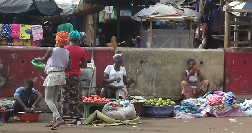 Ces femmes vendeuses traversent les murettes pour vendre leurs marchandises