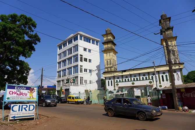 Dans une rue Conakry à côté d'une mosquée (image d'illustration)