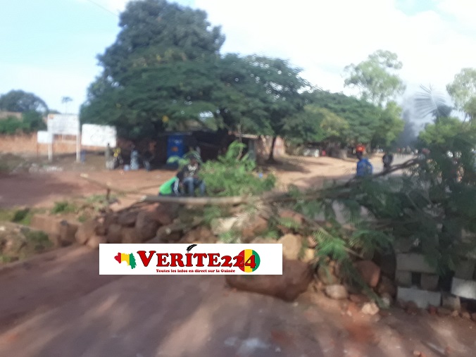 Des barricades lors d'une violente manifestation à Labé