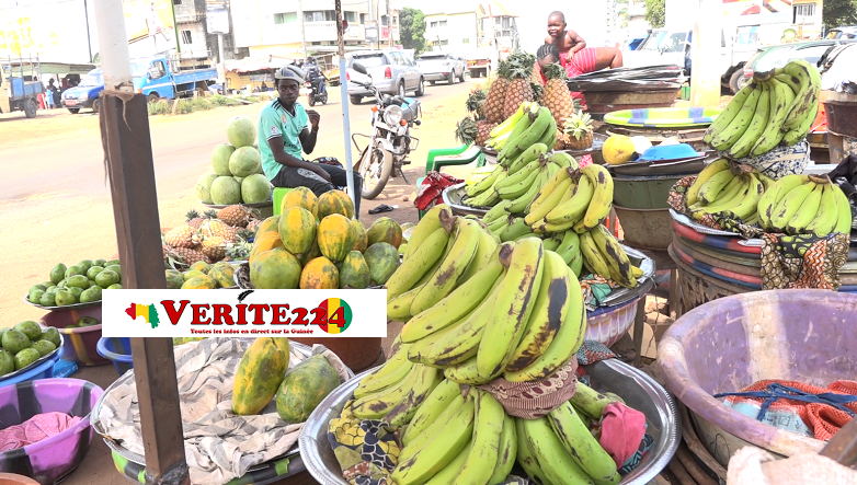 Des fruits et légumes étalés pour la vente à Conakry
