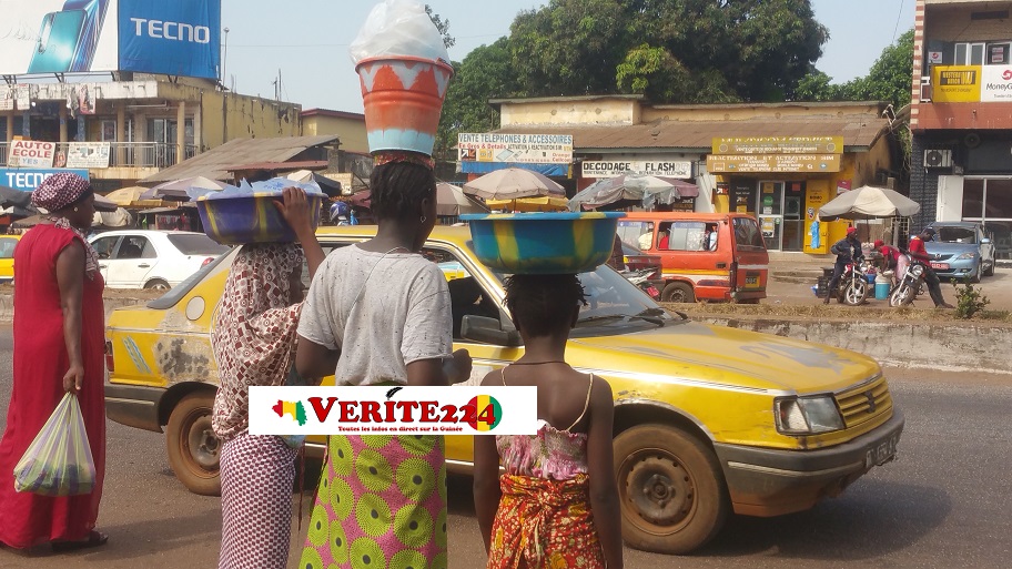 Des jeunes filles en train de vendre des marchandises sur le trottoir au niveau de la Cité Enco-5