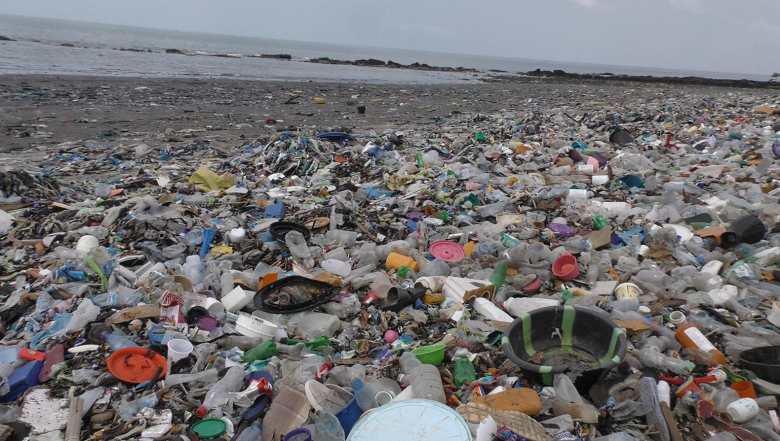 Des ordures au bord de la mer dans une plage de Conakry