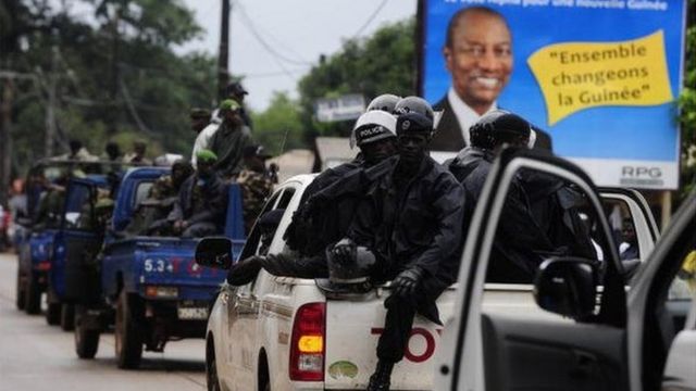 Des pick-up remplis des policiers lors d'une manifestation à Conakry