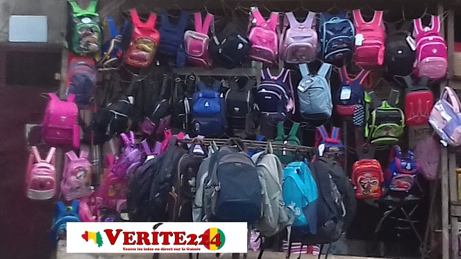 Des sacs scolaires étalés par un vendeur qui affirme qu'il y a eu une hausse du prix des fournitures scolaires