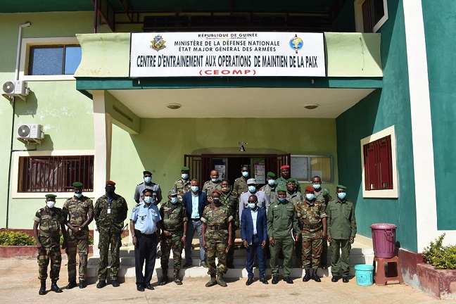 Photo de famille lors de la formation de plusieurs encadreurs et instructeurs du Centre d’Entrainement aux Opérations de Maintien de la Paix (CEOMP)