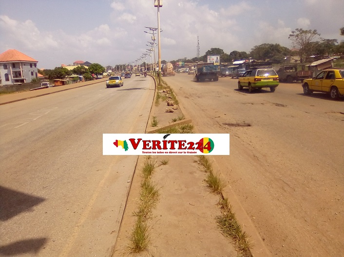 Sur l'autoroute Le Prince où la journée ville morte au lendemain de manifestations a été partiellement suivi