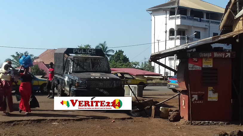 Un véhicule de police garée à Wanindara après des violentes manifestations