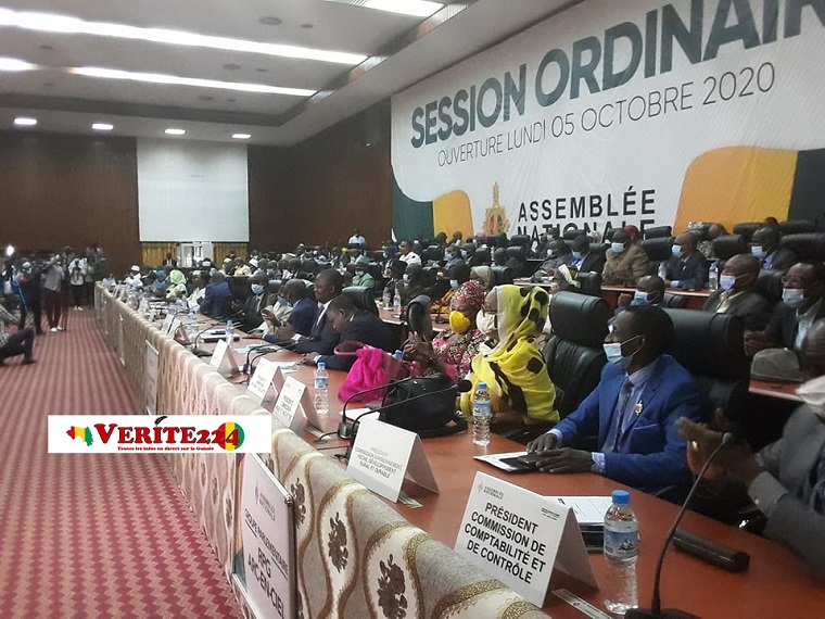 Dans l'enceinte de l'Assemblée nationale où des députés débattent sur le projet de loi de finances