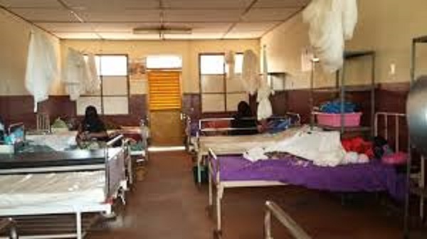 Dans une salle où des patients sont alités à l'hôpital régional de Labé