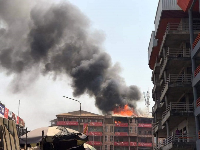 De la fumée aperçue dans un magasin d'un immeuble à Madina lors d'un incendie (image d'illustration)