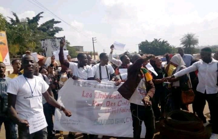Des étudiants de l'Université Général Lansana Conté de Sonfonia manifestent contre la hausse des frais de réinscription