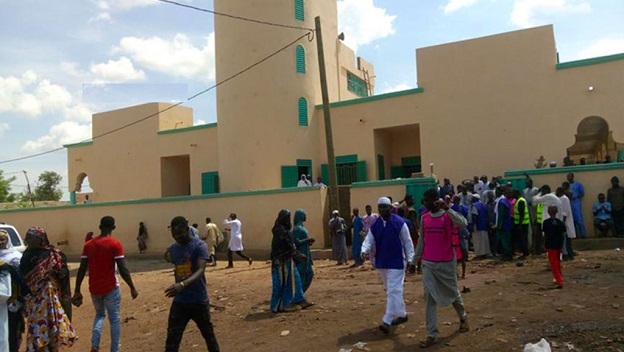 Devant l'entrée d'une mosquée (image d'illustration)