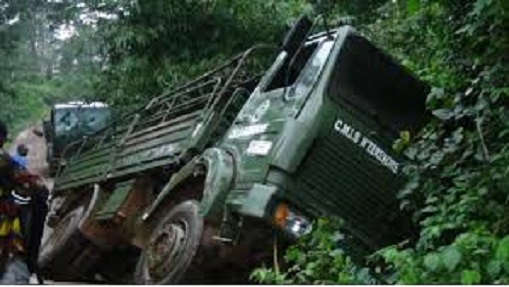 Un camion abandonné de la Compagnie mobile d'intervention et de la sécurité (CMIS) après le massacre de Zogota