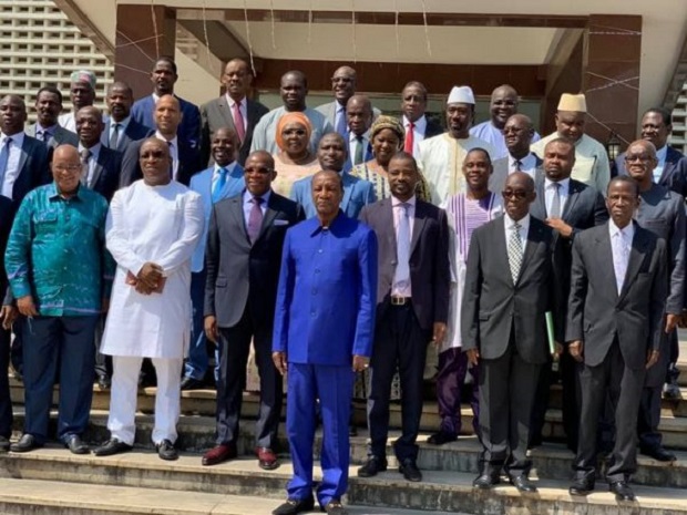 Alpha Condé avec des ministres du gouvernement de Kassory Fofana