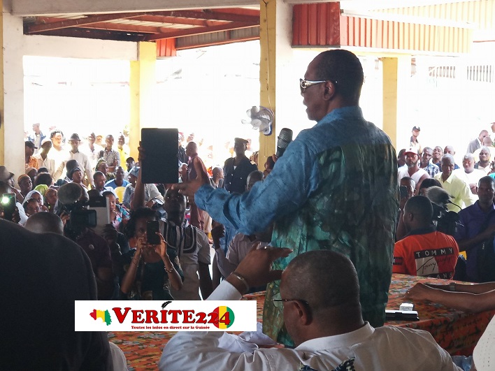 Alpha Condé lors de son discours au siège de son parti, le RPG arc-en-ciel