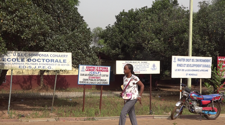 Dans l'enceinte de l'université de Sonfonia