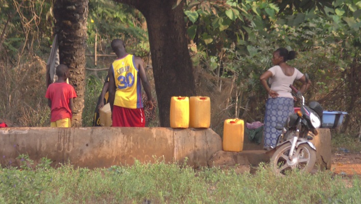 Des habitants de l'île de Kassa en train de puiser de l'eau