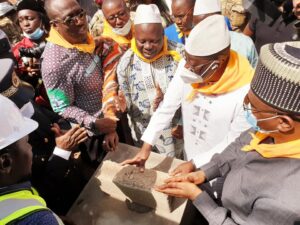 Malick Sankon, Directeur général de la Caisse nationale de la sécurité sociale (CNSS) en train de poser la première pierre de l'agence CNSS-Boké