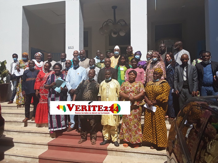 Photo de famille lors de l'installation de la commission chargée de procéder à la délivrance des cartes professionnelles de presse aux journalistes