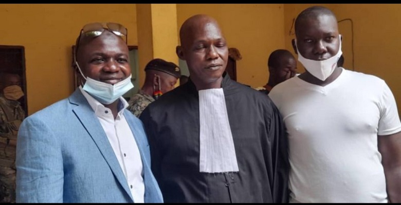 Souleymane Condé et Youssouf Dioubaté avec un de leurs avocats