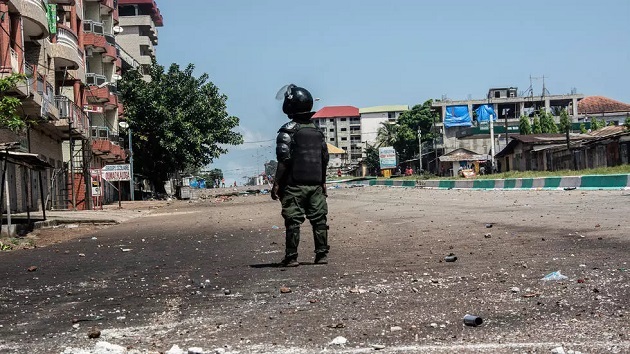 Un policier sur l'axe Hamdallaye lors d'une violente manifestation à Conakry