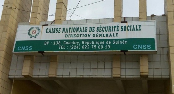 A l'entrée de la Caisse nationale de la sécurité sociale (CNSS)