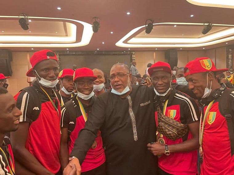 Baidy Aribot entouré des joueurs du Syli national local
